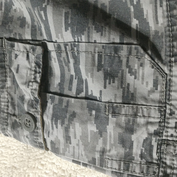 2/$15 Levi's Shorts Size 7 Digital Camo Great condition - Picture 2 of 7